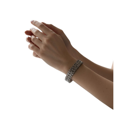 Bracciale Shelli indossato al polso donna