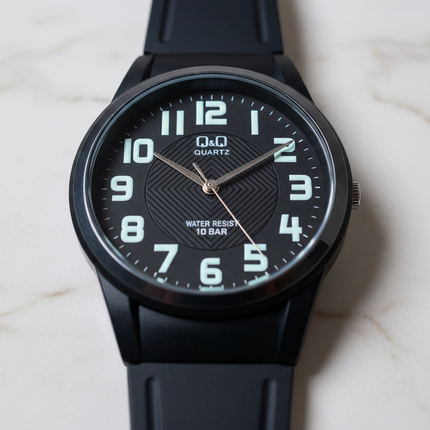 Dettaglio macro quadrante orologio sportivo Q&Q con indici