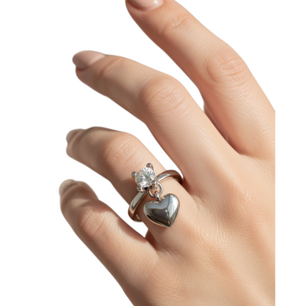 Anello solitario indossato lifestyle romantico elegante