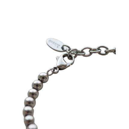 Dettaglio chiusura moschettone e targhetta brand bracciale 2JEWELS acciaio