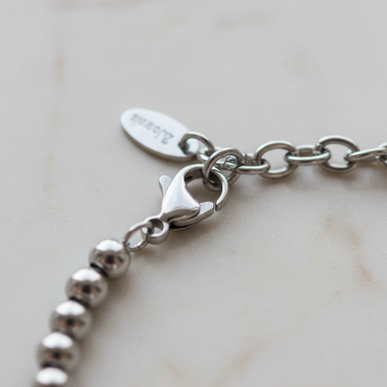 Dettaglio chiusura moschettone e targhetta brand bracciale 2JEWELS acciaio