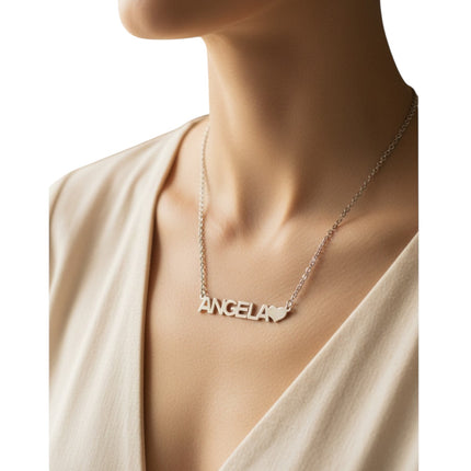Collana personalizzata indossata lifestyle elegante