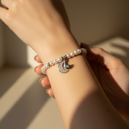 Bracciale 2JEWELS 232342 indossato al polso donna perle bianche ciondolo luna mood romantico