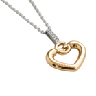 Dettaglio macro ciondolo cuore bicolore con logo Guess e cristalli