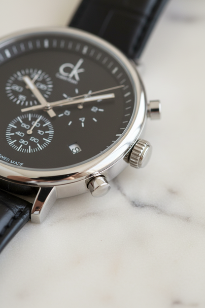 Dettaglio cassa acciaio lucido e pulsanti cronografo - Swiss Made