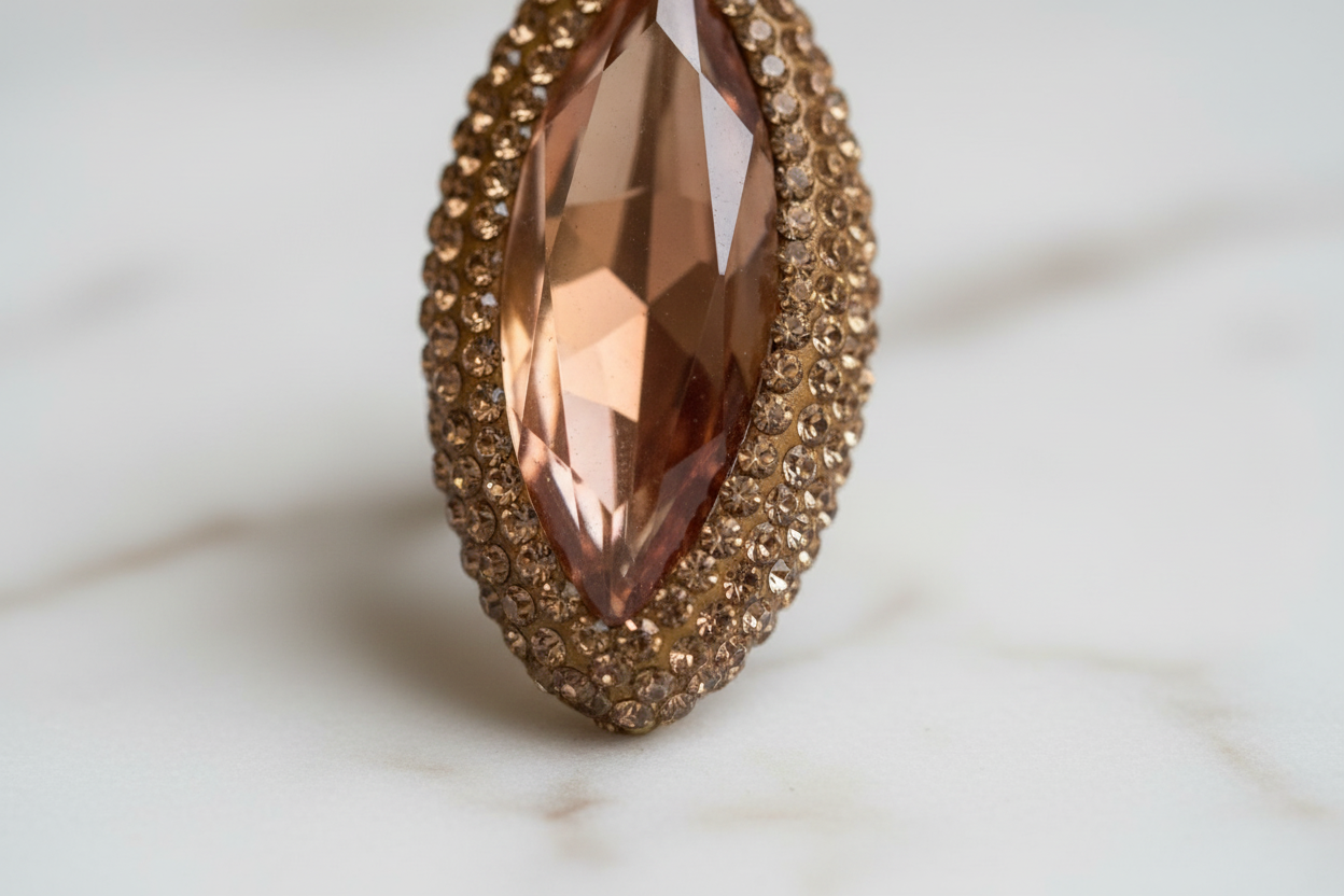 Dettaglio macro zircone champagne taglio marquise: sfaccettature e riflessi