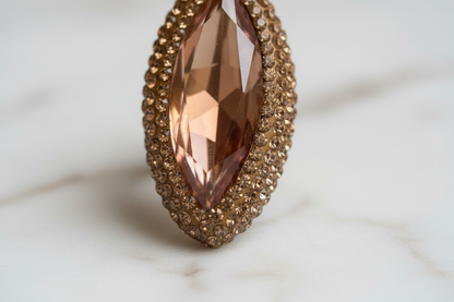 Dettaglio macro zircone champagne taglio marquise: sfaccettature e riflessi