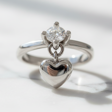 Dettaglio macro cristallo solitario montatura cuore