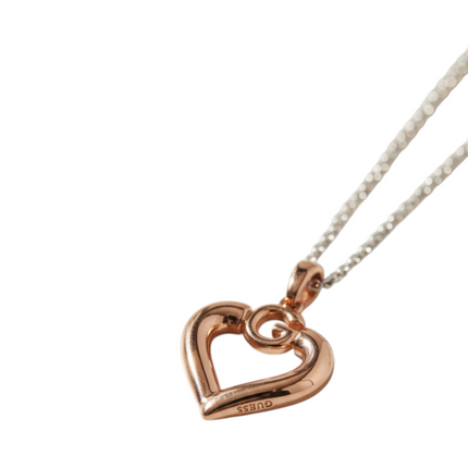 Close-up cuore oro rosa lucido con finiture eleganti