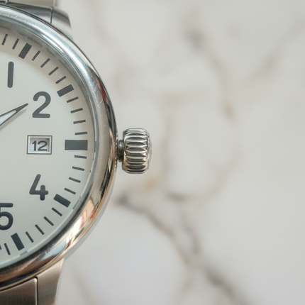 Dettaglio corona oversize e cassa acciaio orologio Mondia Italy