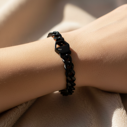 Bracciale catena nero indossato lifestyle uomo moderno