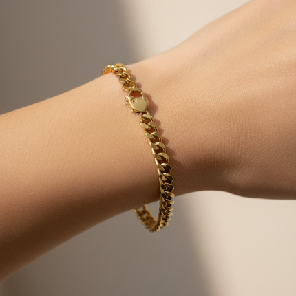 Bracciale catena oro indossato lifestyle uomo elegante