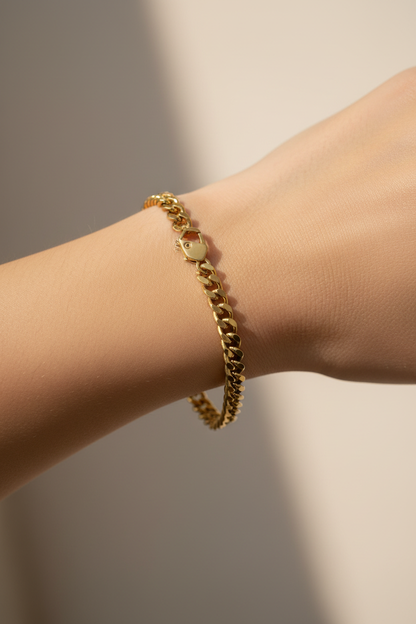 Bracciale catena oro indossato lifestyle uomo elegante