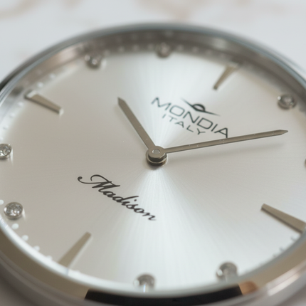 Dettaglio quadrante argento con indici diamante orologio Mondia Madison