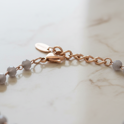 Dettaglio chiusura moschettone e targhetta brand bracciale 2JEWELS acciaio rosato