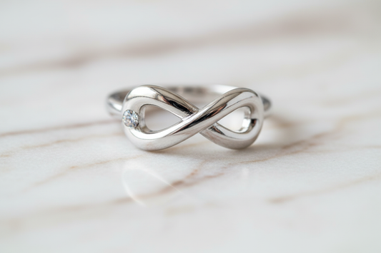 Dettaglio macro simbolo infinito cristallo anello acciaio 2Jewels
