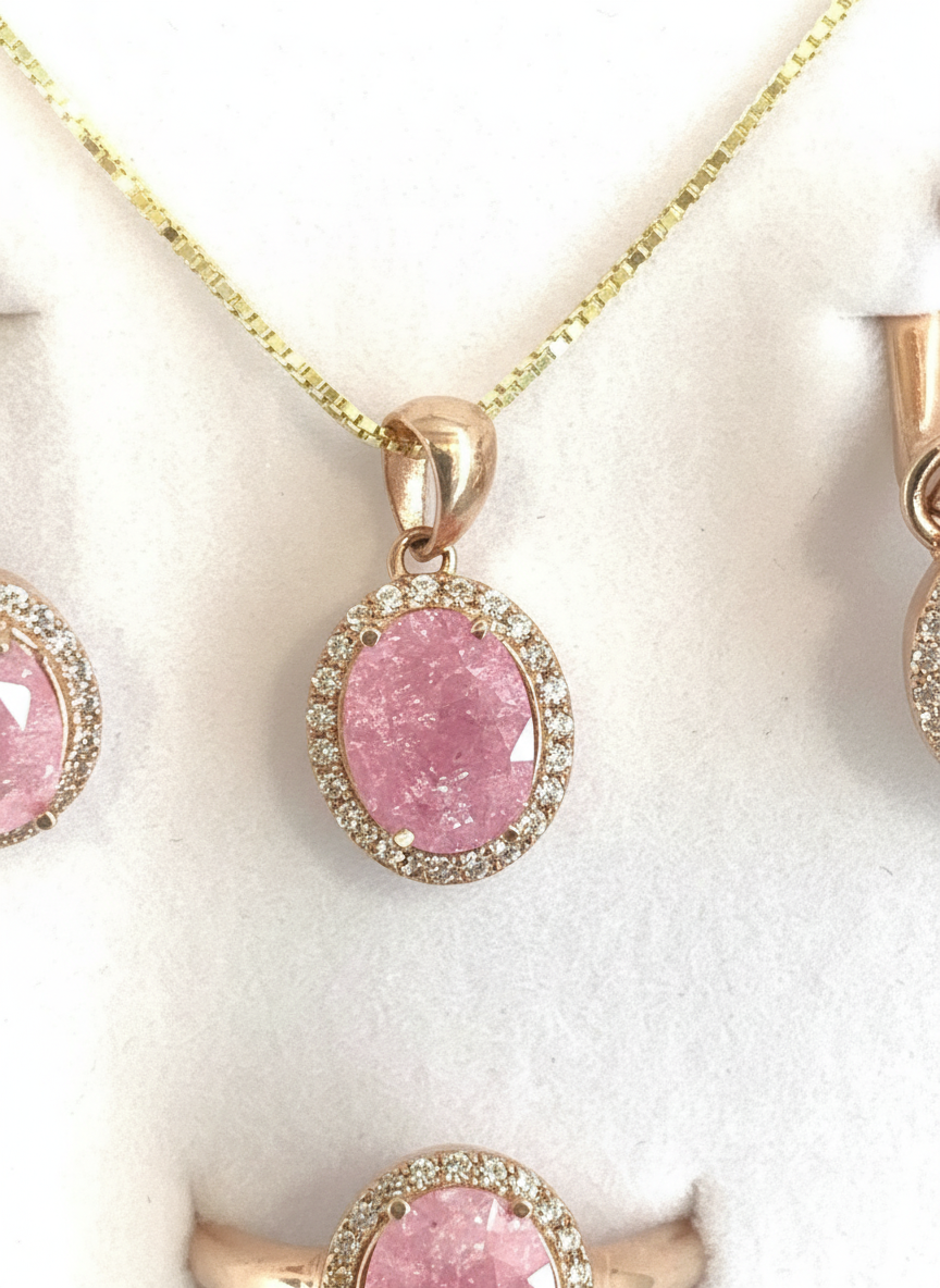 Dettaglio parure cristalli rosa macro