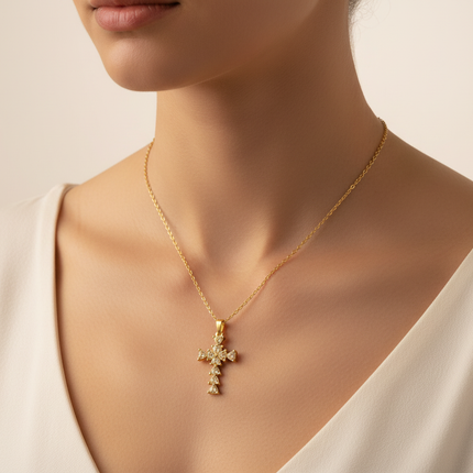 Collana croce oro donna indossata con cristalli a cuore