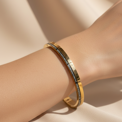 Bracciale rigido oro indossato lifestyle uomo elegante