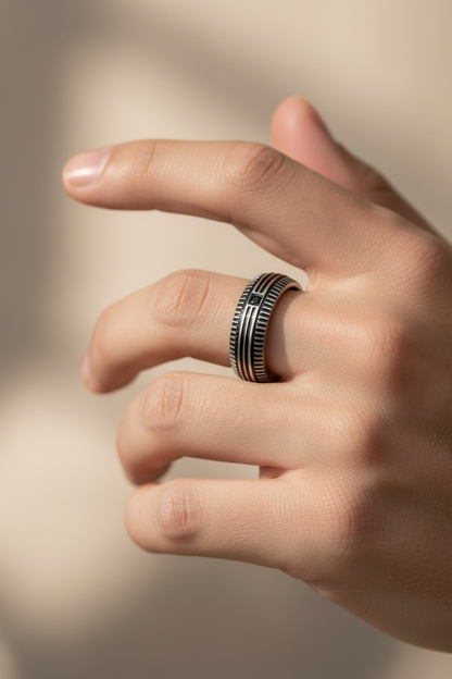 Anello geometrico uomo indossato lifestyle elegante