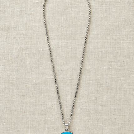 Collana 2Jewels Ikon flat lay su lino beige