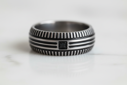 Dettaglio macro pattern geometrico inciso cristallo nero