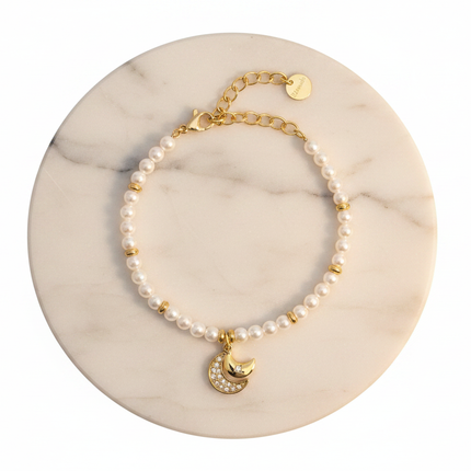 Flat lay bracciale 2JEWELS 232341 perle bianche luna gold cristalli vista dall'alto su marmo