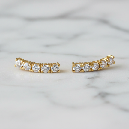 Orecchini Shelly Ear Climber oro - dettaglio su marmo