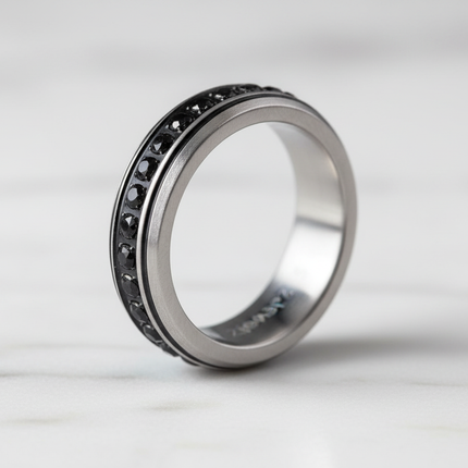 Dettaglio macro fascia rotante cristalli neri acciaio