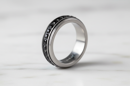 Dettaglio macro fascia rotante cristalli neri acciaio