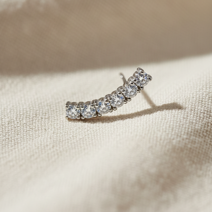 Orecchini Shelly Ear Climber silver - ritratto su lino