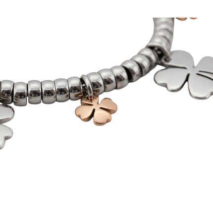 Dettaglio ciondolo quadrifoglio portafortuna in oro rosa su bracciale acciaio 2JEWELS