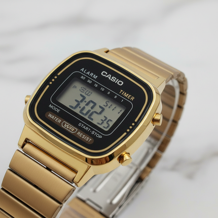 Dettaglio cassa oro quadrata Casio LA670WEGA