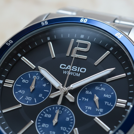 Dettaglio quadrante nero con subdials blu Casio