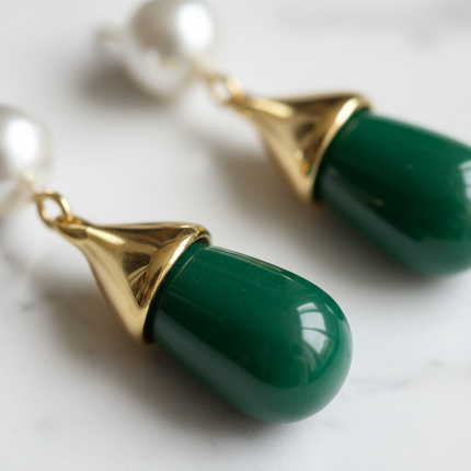 Dettaglio orecchini resina verde