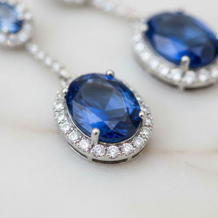 Dettaglio macro zircone blu zaffiro: taglio ovale sfaccettato brillante