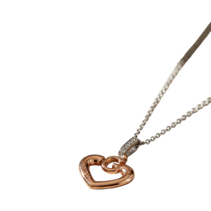 Collana Guess cuore bicolore su marmo, stile romantico moderno