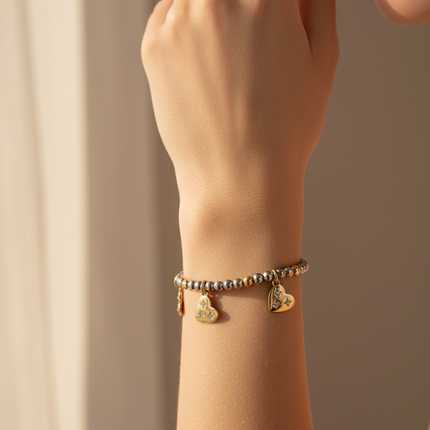 Bracciale 2JEWELS 232347 indossato al polso donna con ciondoli cuore gold mood romantico