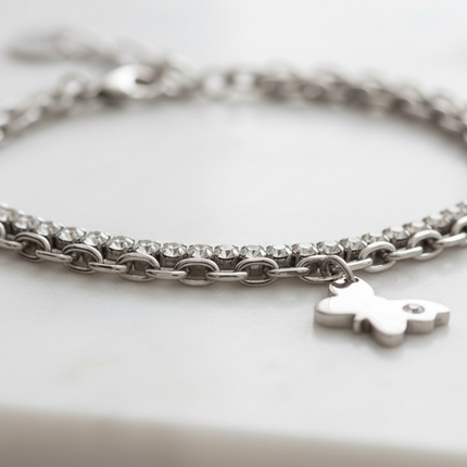 Dettaglio macro dei cristalli allineati e del charm farfalla del bracciale 2Jewels 232315