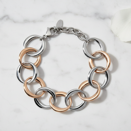 Flat lay bracciale 2JEWELS 232351 bicolore su marmo bianco vista dall'alto