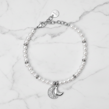 Flat lay bracciale 2JEWELS 232342 perle bianche e luna cristalli vista dall'alto su marmo