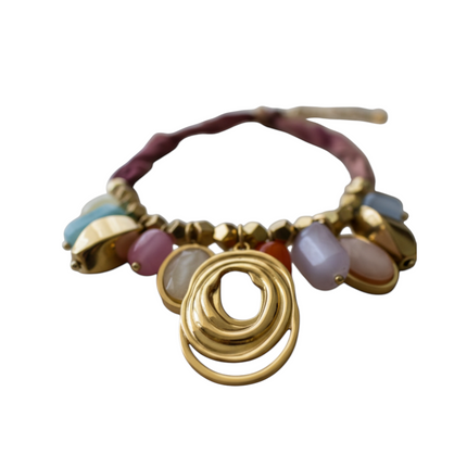 Close-up pendente dorato cerchi concentrici design geometrico