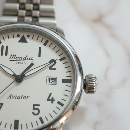 Dettaglio quadrante crema numeri arabi orologio aviatore Mondia Aviator