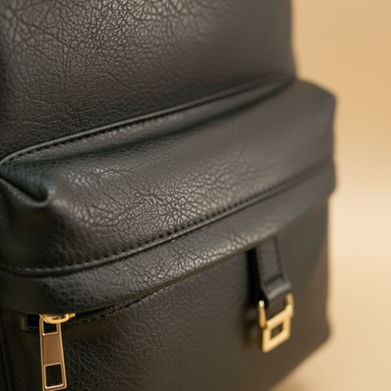 Dettaglio zip e finiture dorate zaino