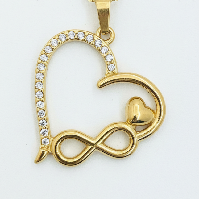Dettaglio macro cuore infinito cristalli scintillanti