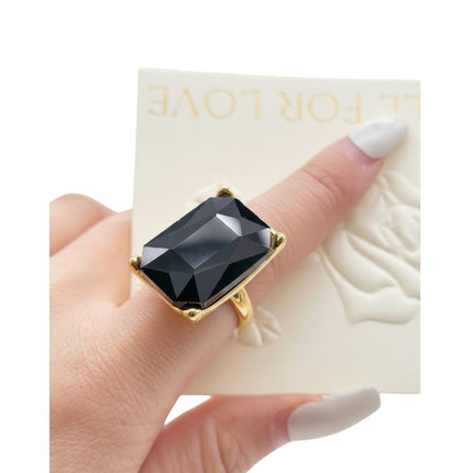 Anello statement indossato lifestyle donna elegante