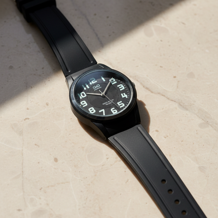 Orologio sportivo Q&Q nero su marmo stile atletico moderno