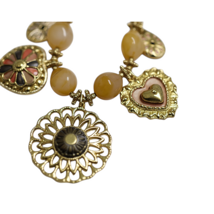 Dettaglio macro della collana boho chic con perle e ciondoli