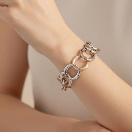 Bracciale 2JEWELS 232351 indossato al polso donna luce naturale sfondo beige