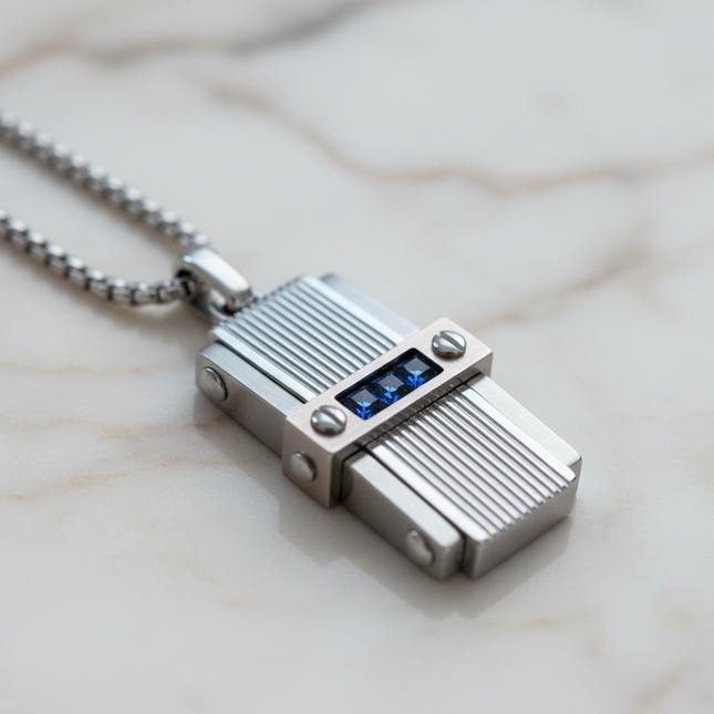 Macro texture ciondolo rettangolare rigato acciaio dettagli blu